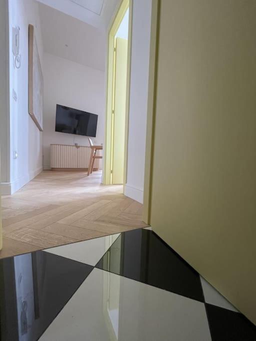 Ultra Stylish Modern Attic Apartment Рим Екстериор снимка